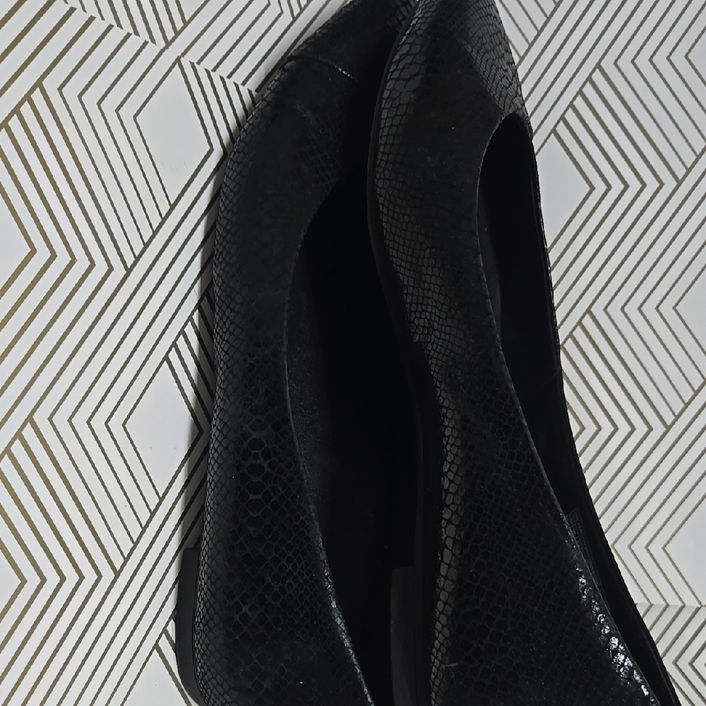 Vionic Black Textured Flats - Picture 5 of 6